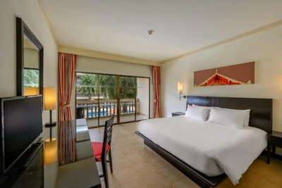 Suite familiar de dos dormitorios - cama extragrande y dos camas individuales — Centara Kata Resort Phuket
